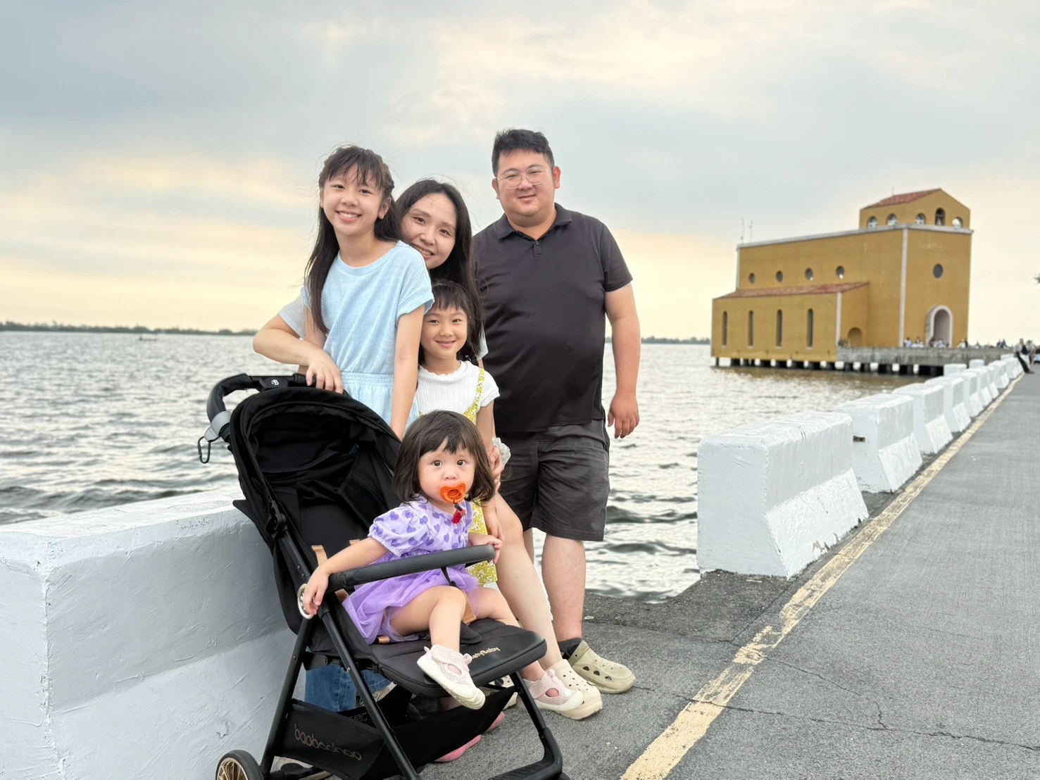 台東家族包車旅遊海景家庭合照
