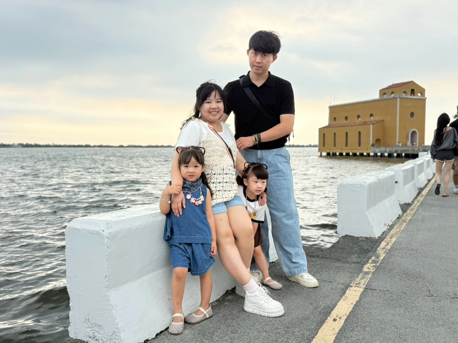 台東親子出遊海岸旁家人合影