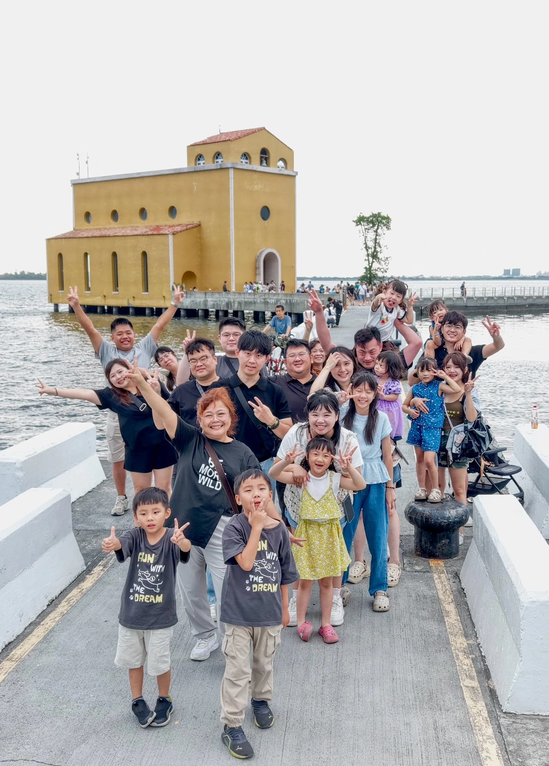 柚子旅遊台東家族包車旅客海岸團體合照
