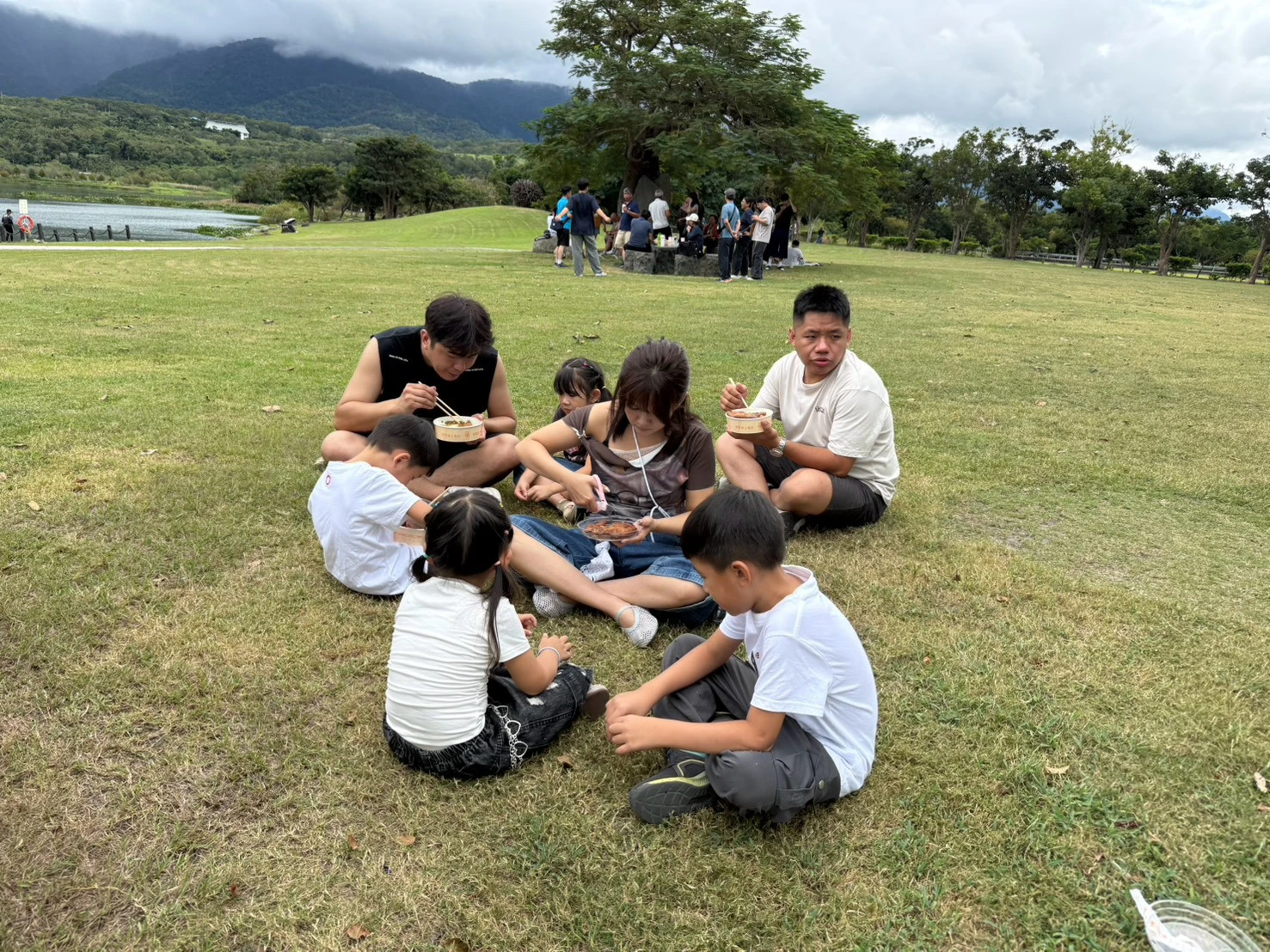 台東家族旅行親友在草地上相聚