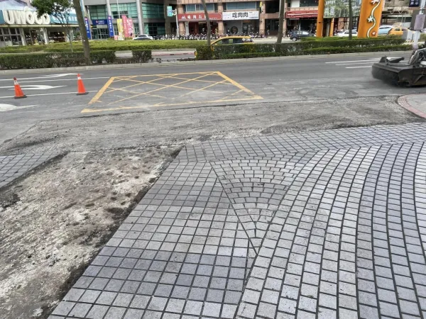 辦公大樓機車道與地下室坡道重新刨鋪
