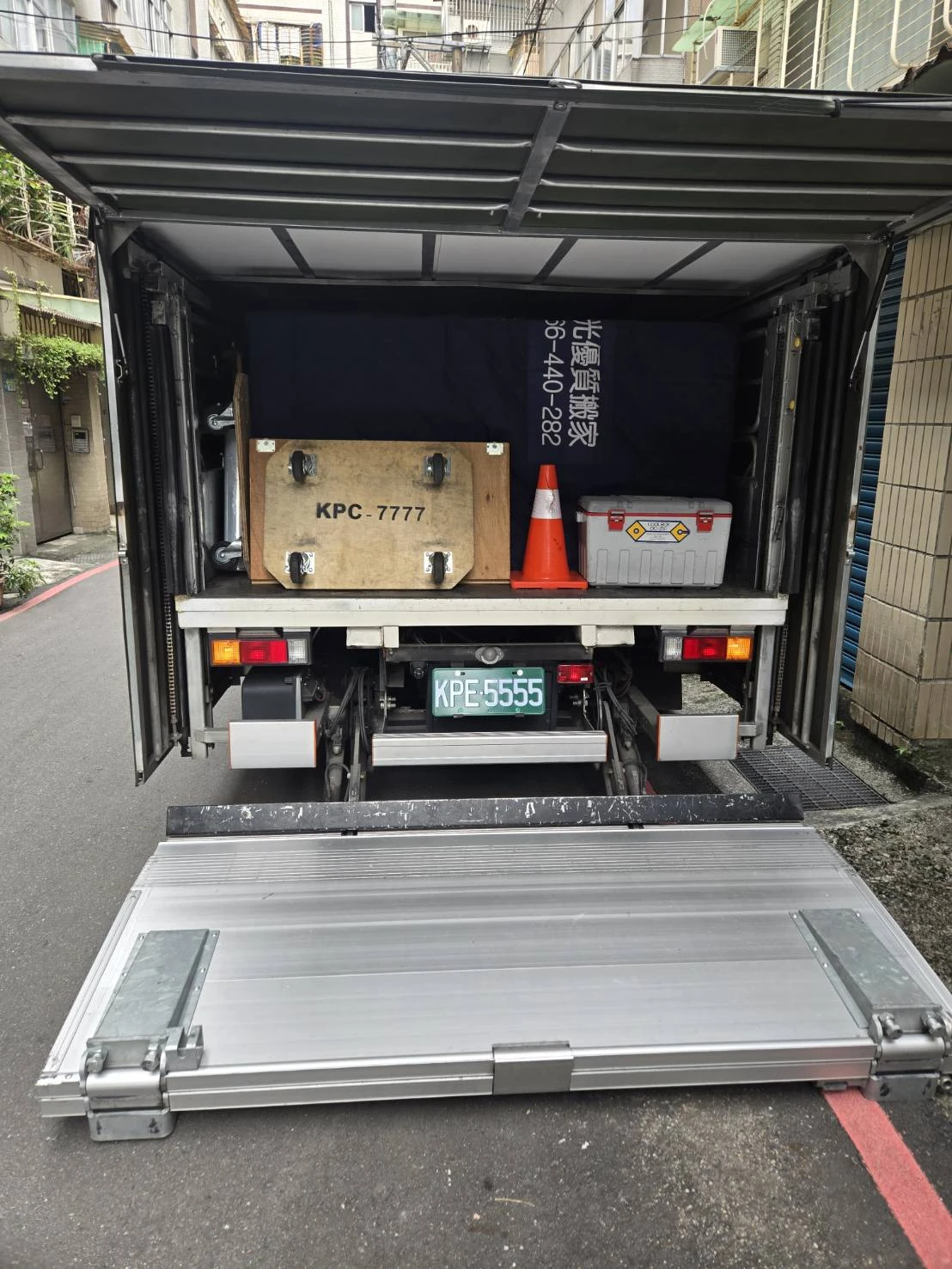 連小姐套房搬家/大型廢棄物下樓/台北個人搬家/中和搬家/新莊搬家