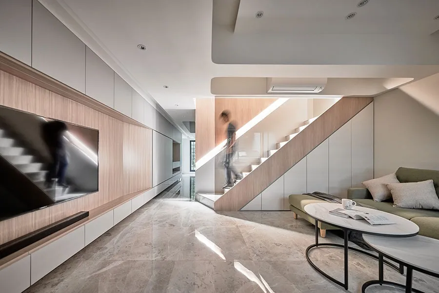 「專訪」翻新 40 年狹長型透天！中壢 36 坪原味微光新婚宅邸 - 十拾設計