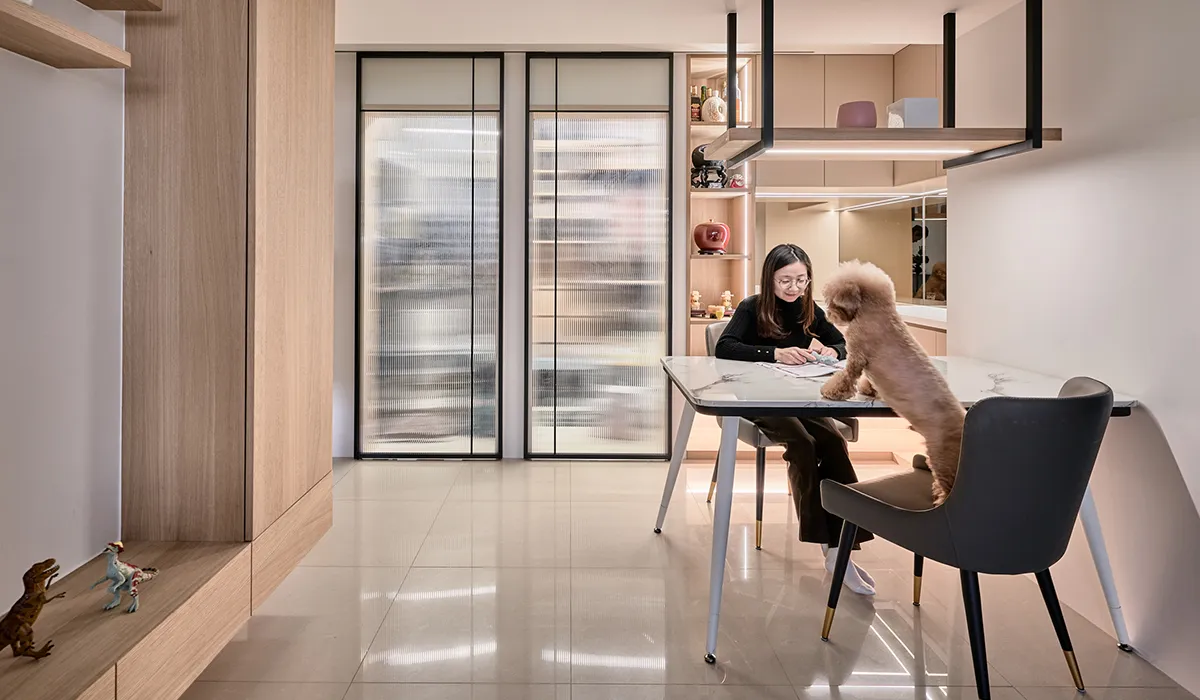 「專訪」萌孩狗派的生活日常！三重 23 坪暖潤系四口居 - 十拾設計