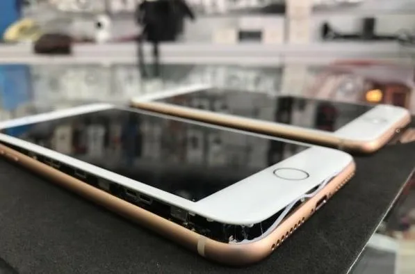 iPhone電池膨脹還能用嗎? iPhone電池膨脹還能用嗎?