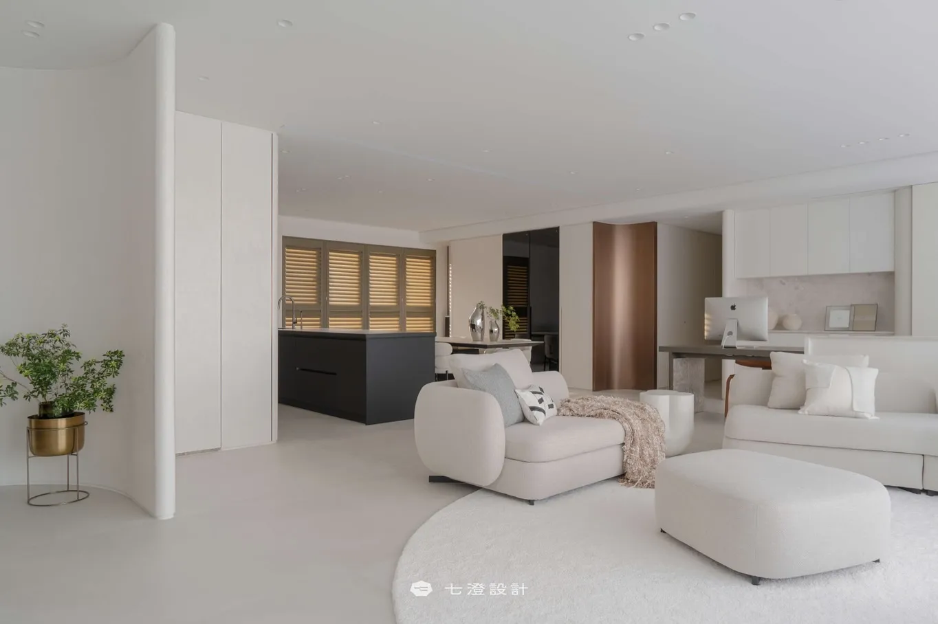 漫步於藝廊般的宅邸，感受柔靜安定的日常