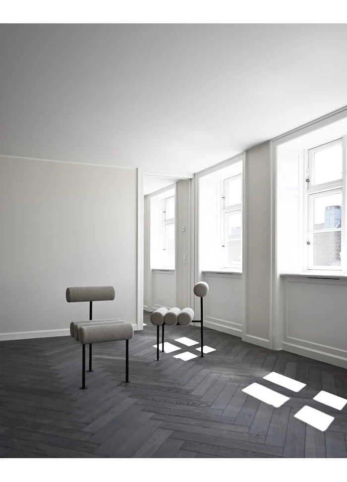 Hiro 餐椅 - 黑色框架 - 沙色