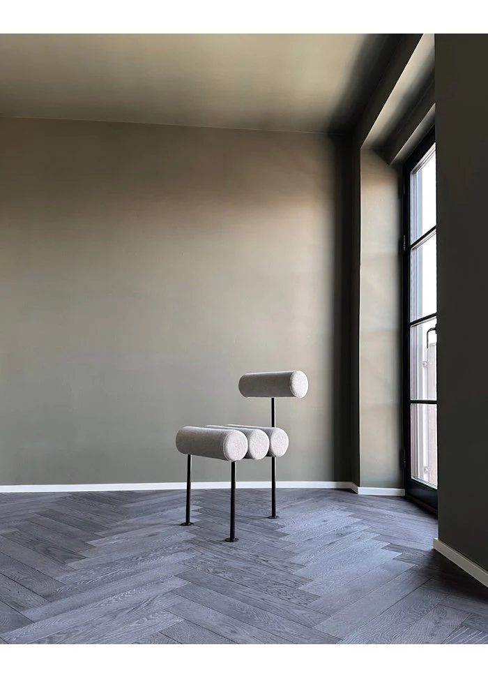 Hiro 餐椅 - 黑色框架 - 沙色