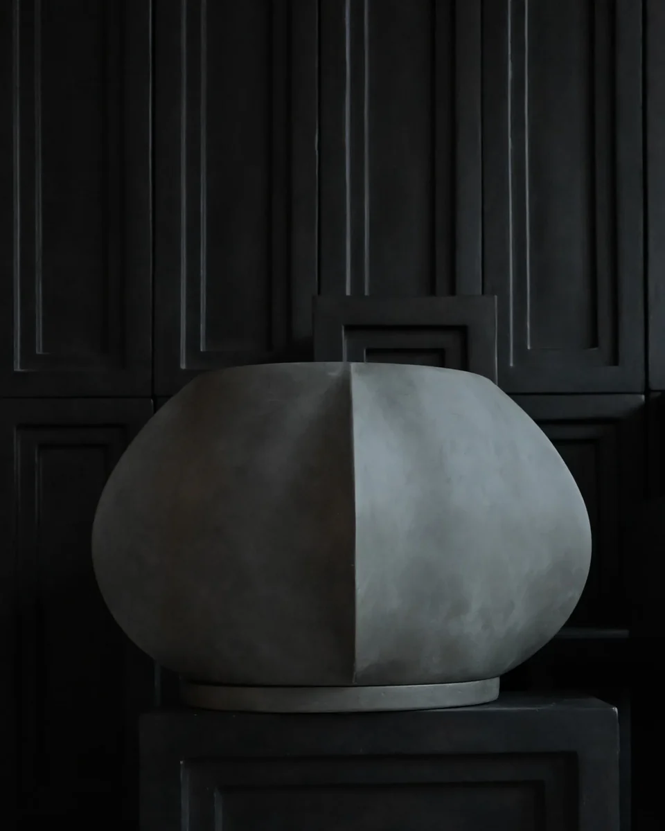 Arket 雕塑花盆,大 - 深灰色