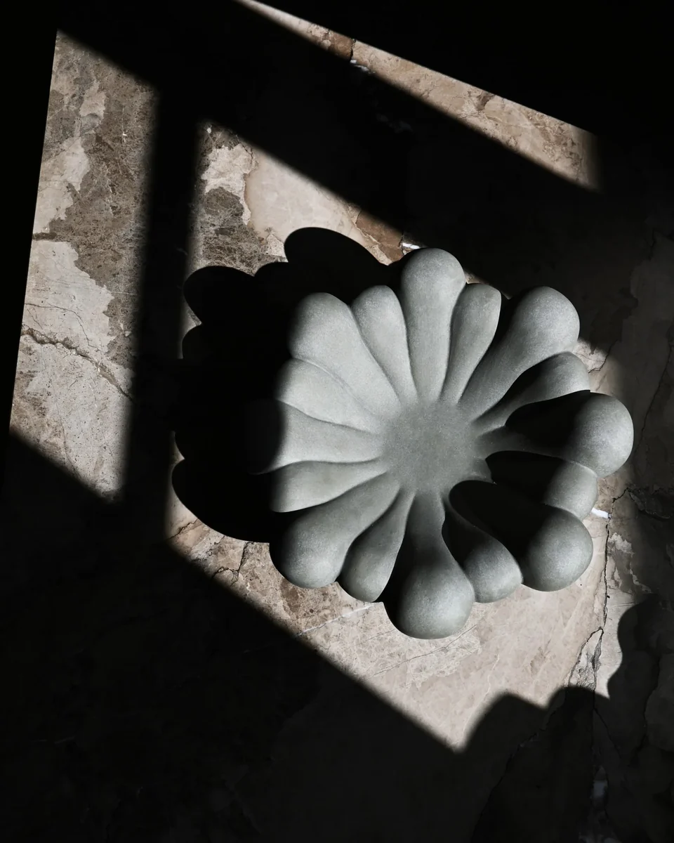 綻放陶盤,中 - 深灰色