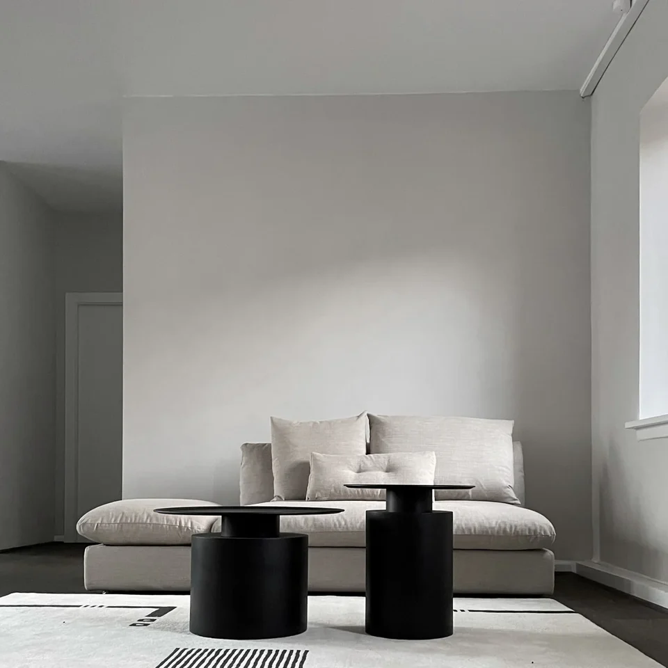 柱桌,低 - 燒黑色