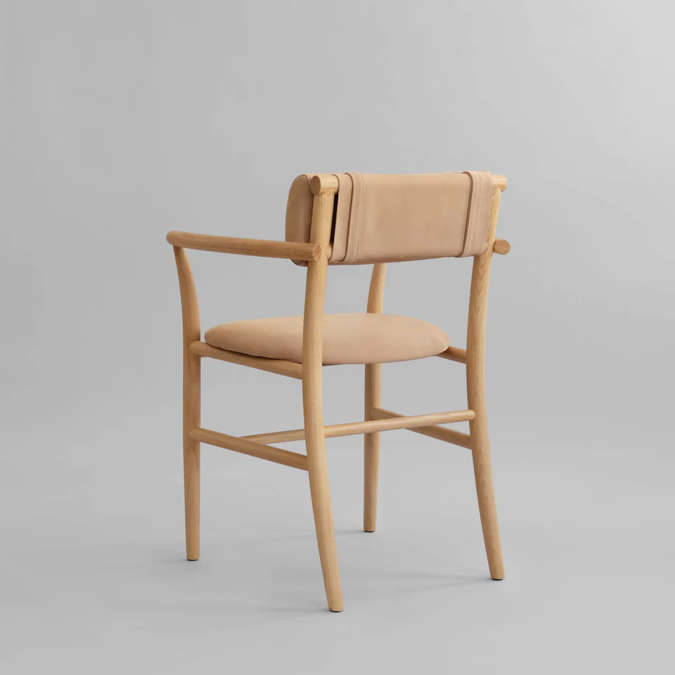Nama 餐椅(扶手款)－自然橡木 × 絨面革