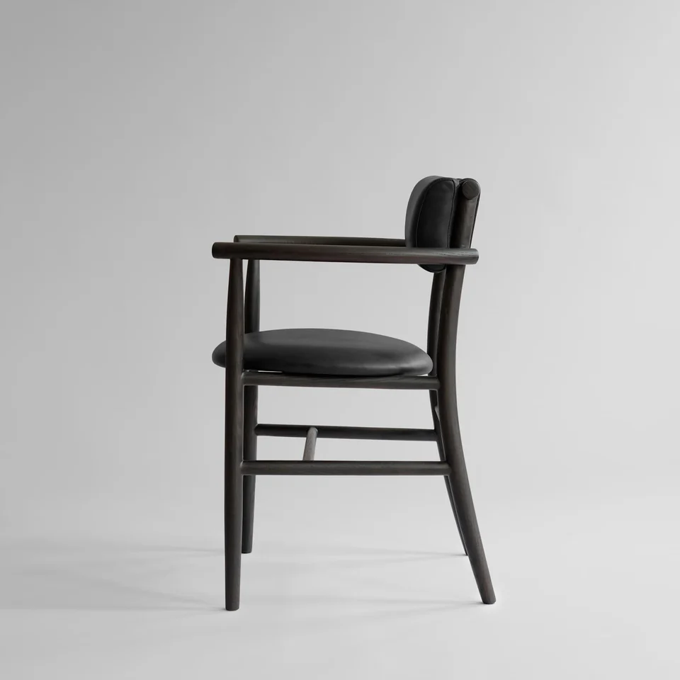 Nama 餐椅(扶手款)－咖啡黑橡木 × 黑色苯染皮革