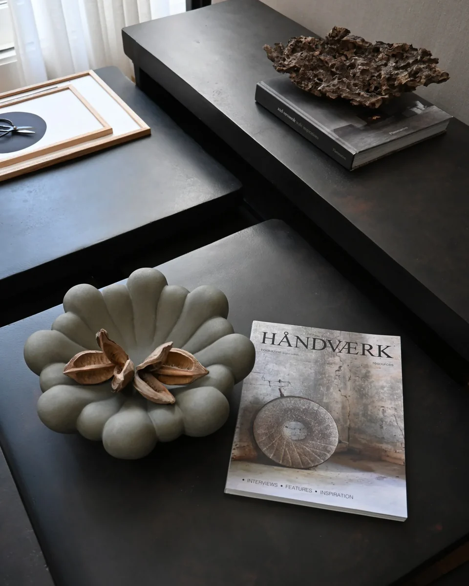 綻放陶盤,中 - 深灰色