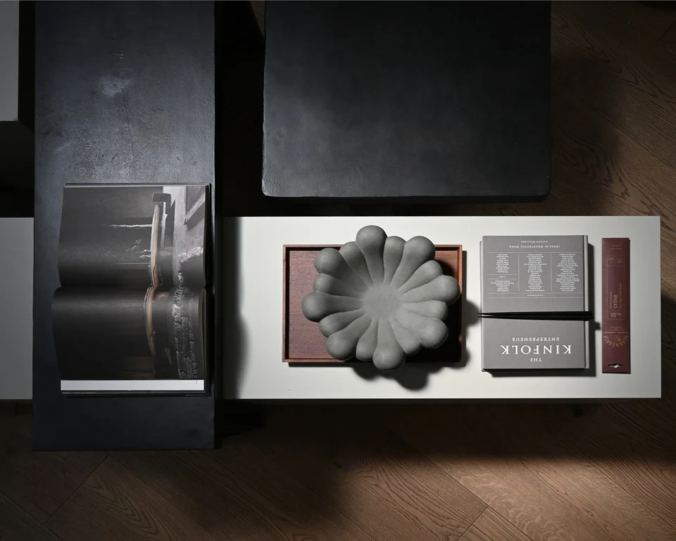 綻放陶盤,中 - 深灰色