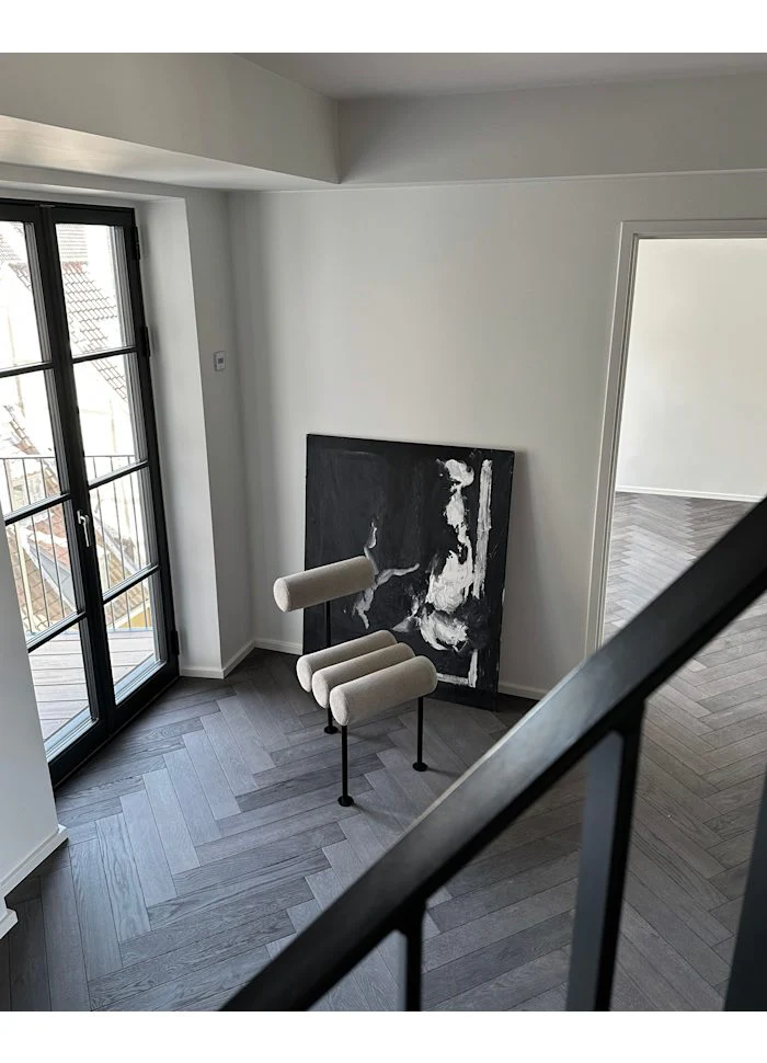 Hiro 餐椅 - 黑色框架 - 沙色