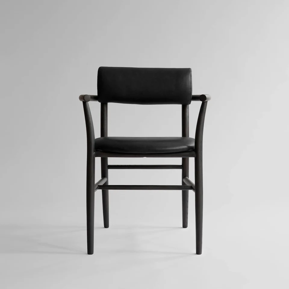 Nama 餐椅(扶手款)－咖啡黑橡木 × 黑色苯染皮革