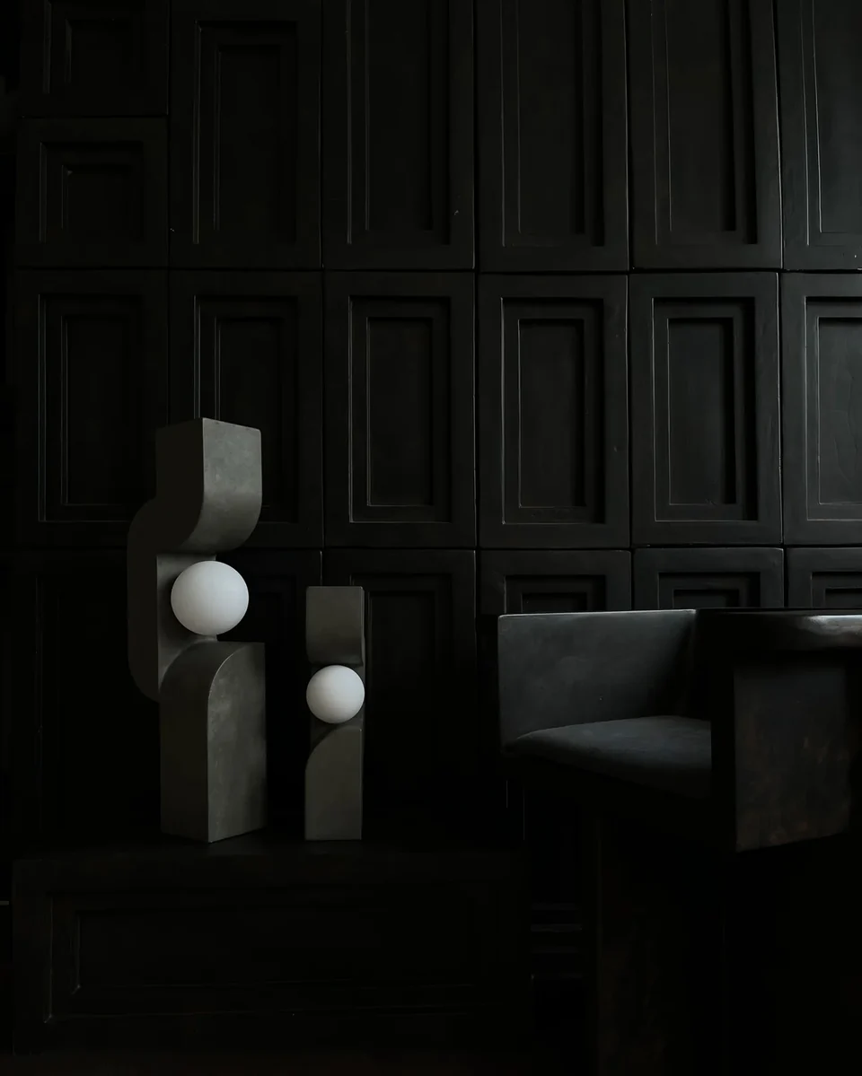 坐著的人,迷你 - 深灰色