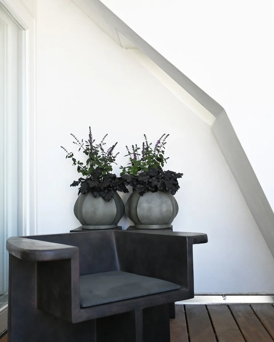 Arket 雕塑花盆,小 - 深灰色