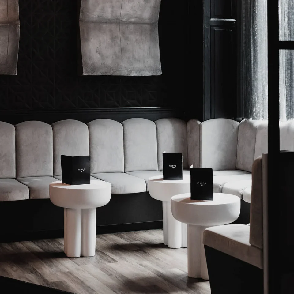 皇冠桌,高 - 骨白色