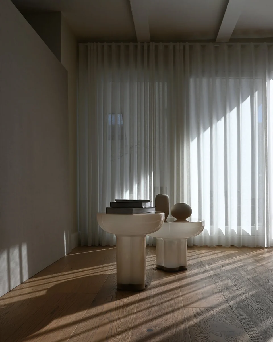 皇冠桌,低 - 霧沙色