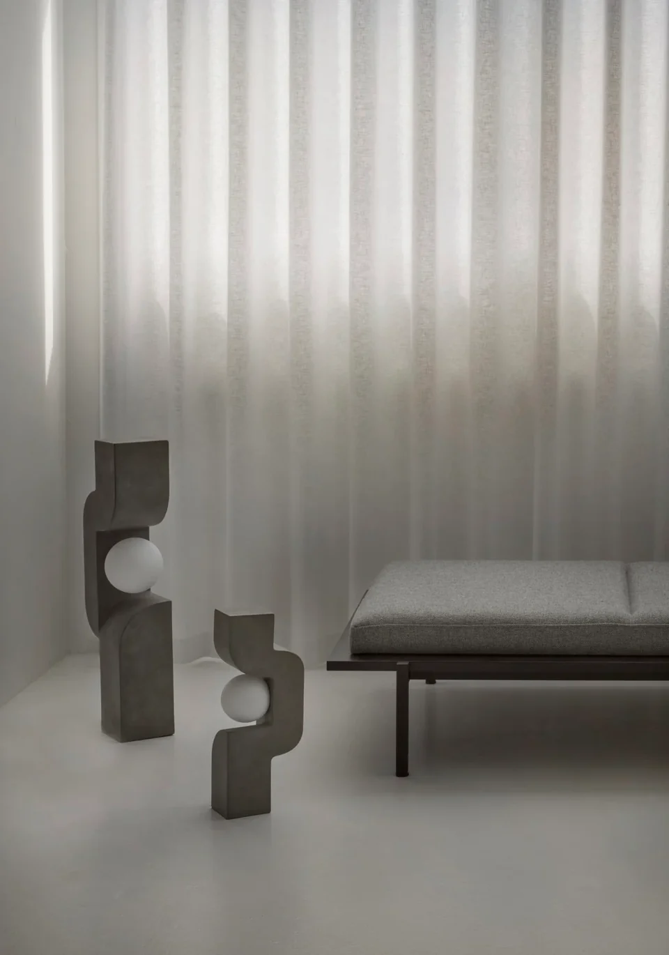 坐著的人,迷你 - 深灰色