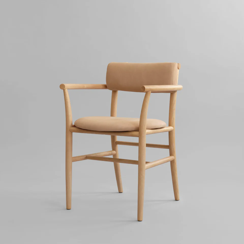 Nama 餐椅(扶手款)－自然橡木 × 絨面革