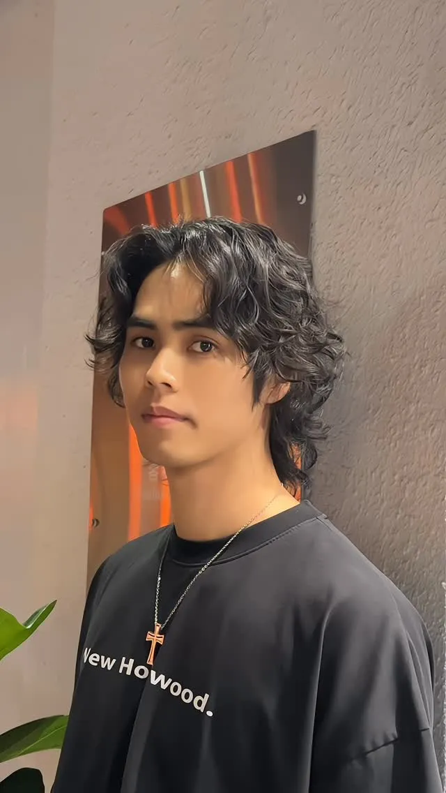 不是每個人都能駕馭捲髮，但捲度做得剛好，就會是他最帥的樣子