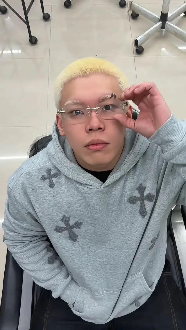 從加拿大回來看我的小哥 太感動了 一句話 回來染頭髮 感覺至上