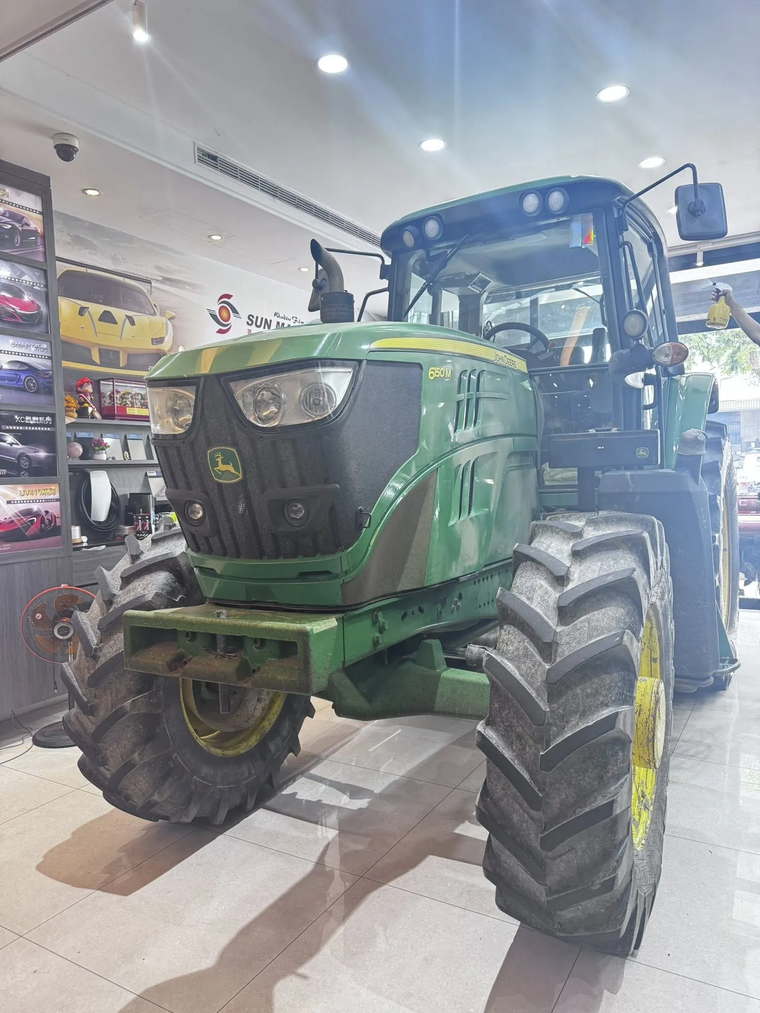  山貓隔熱紙裝貼施工中！