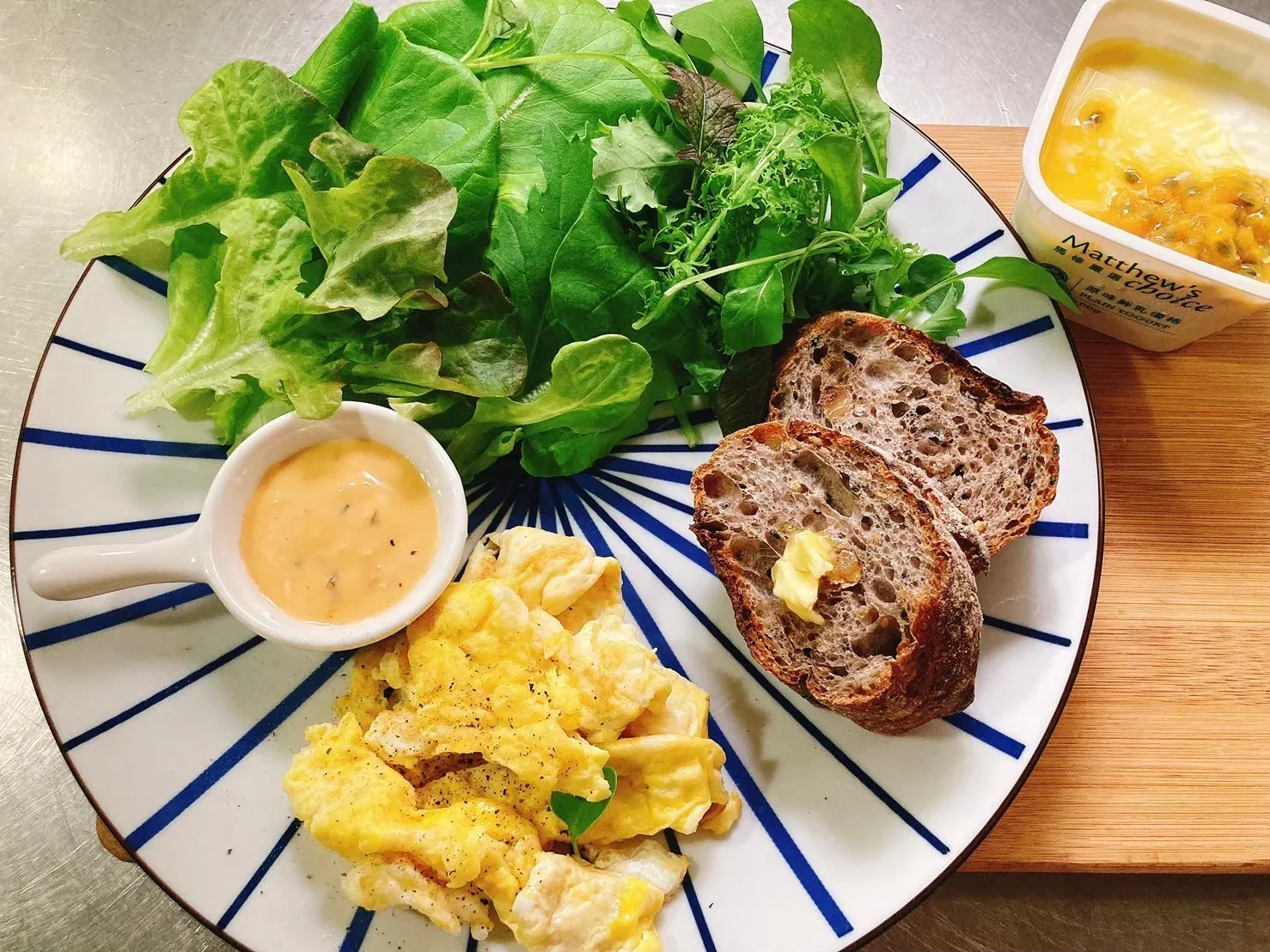 這盤有嫩蛋、有麵包，還有一抹必備的羽衣甘藍綠。這就是我理想的早晨。
