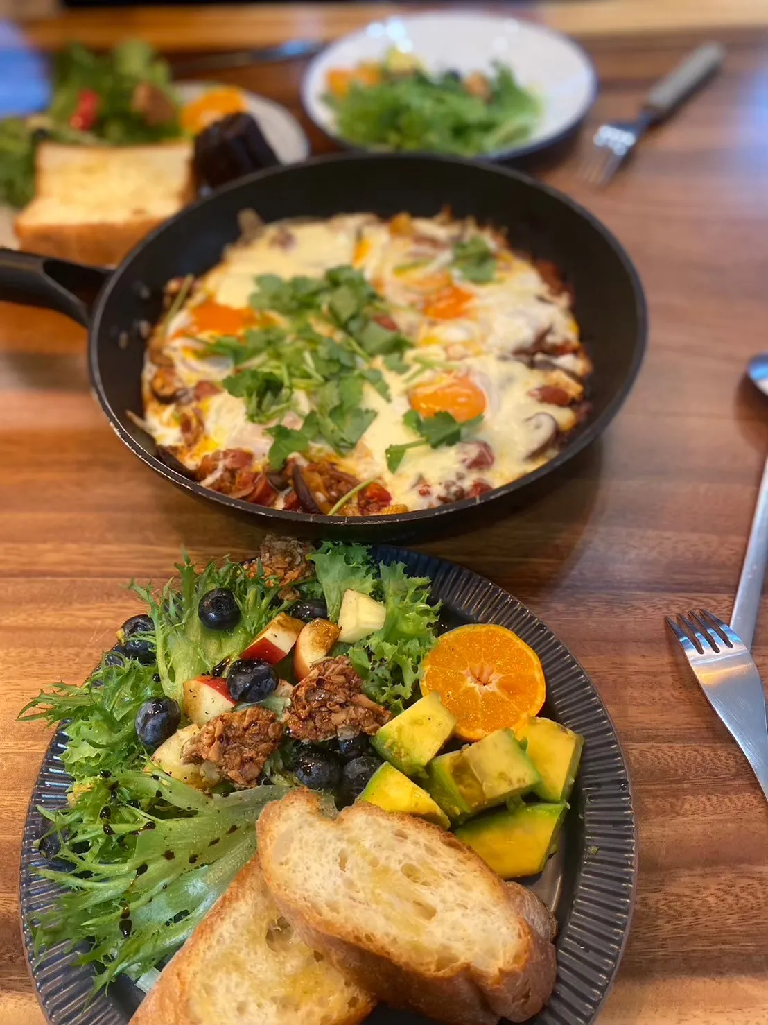 讓酥脆法棍染上溫潤蛋液，每一口爽脆蔬食