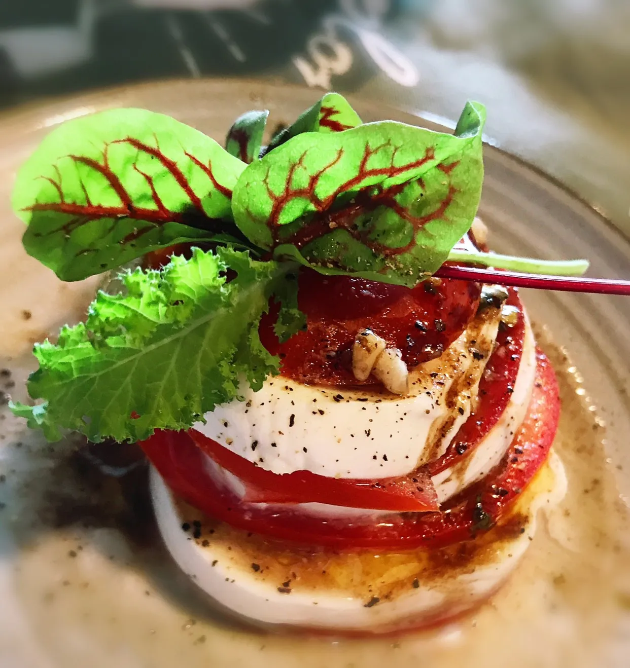 創意料理的對決，紅白綠聖誕配色、優雅又輕盈的視覺饗宴