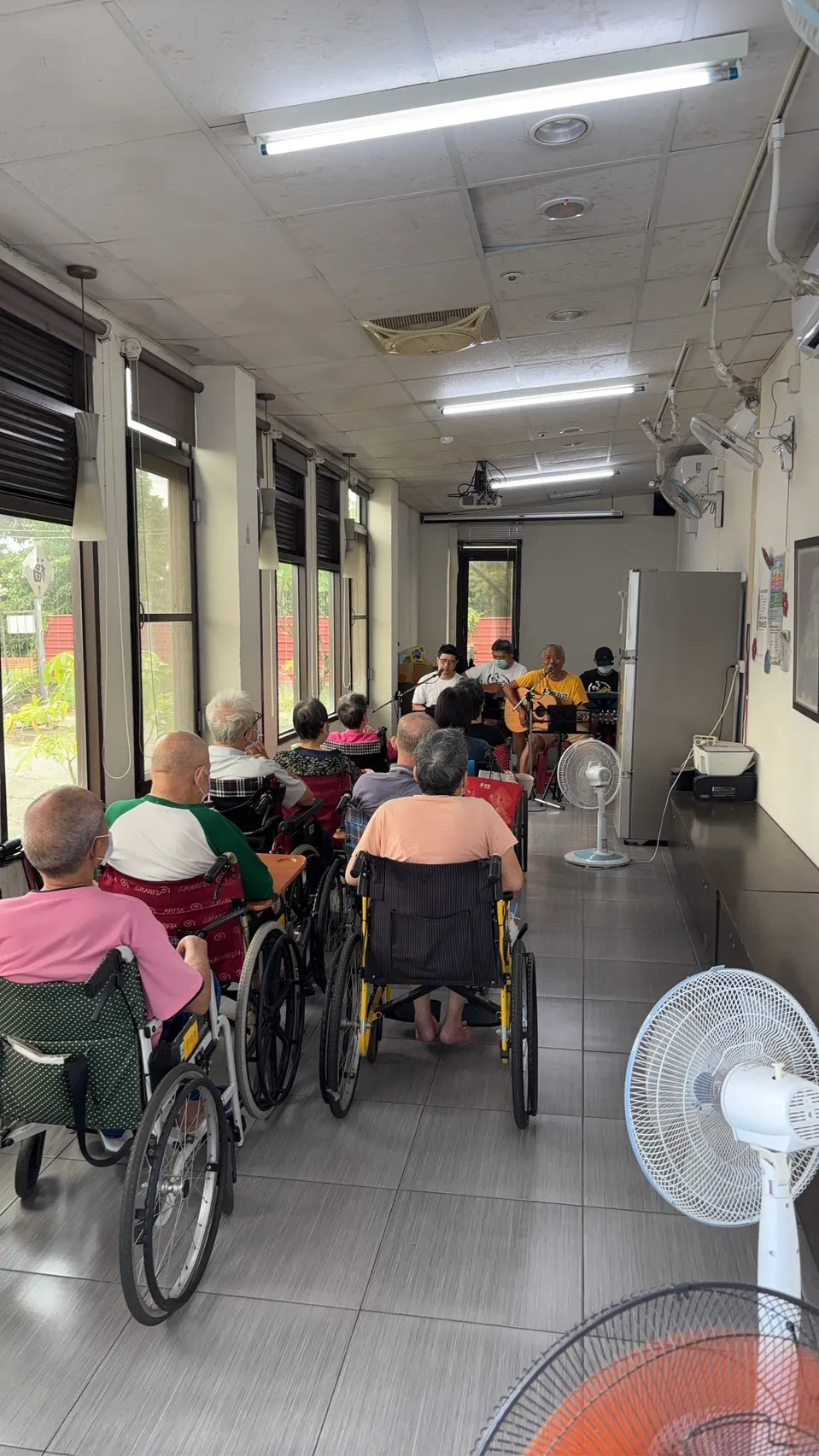 「麵包車樂團」來慈安長照機構免費演出