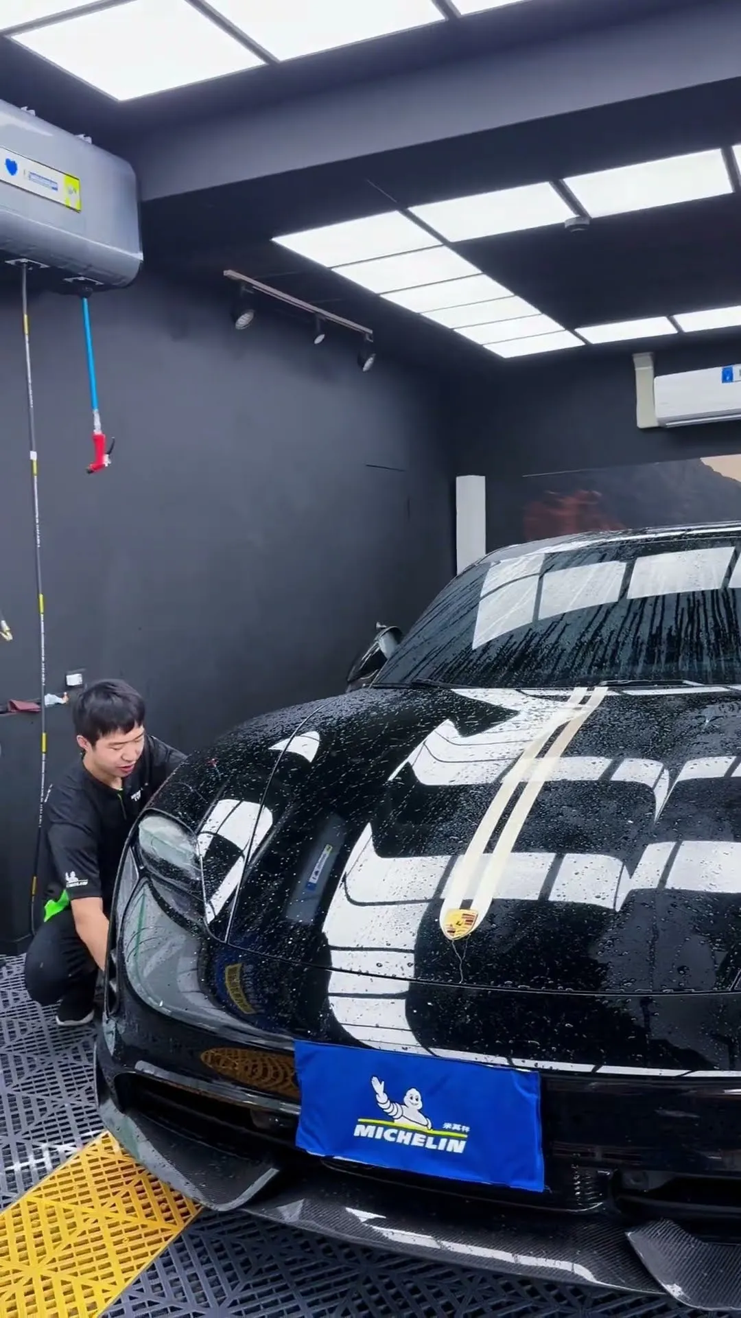 PORSCHE TAYCAN包膜中