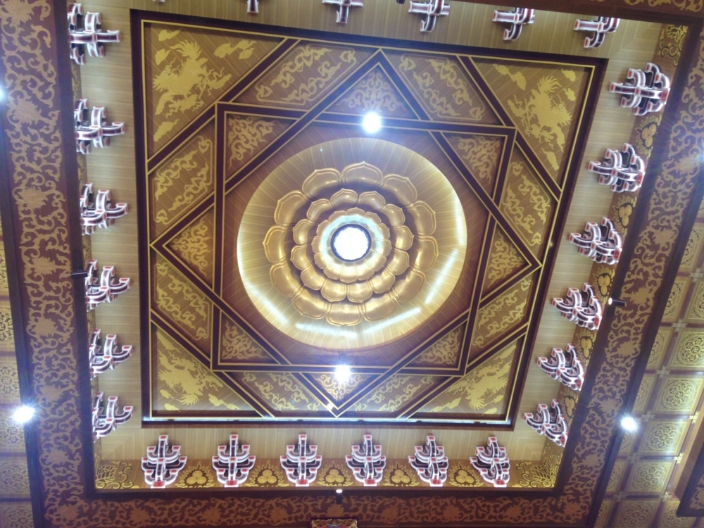 東馬山打根普濟寺藻井整修