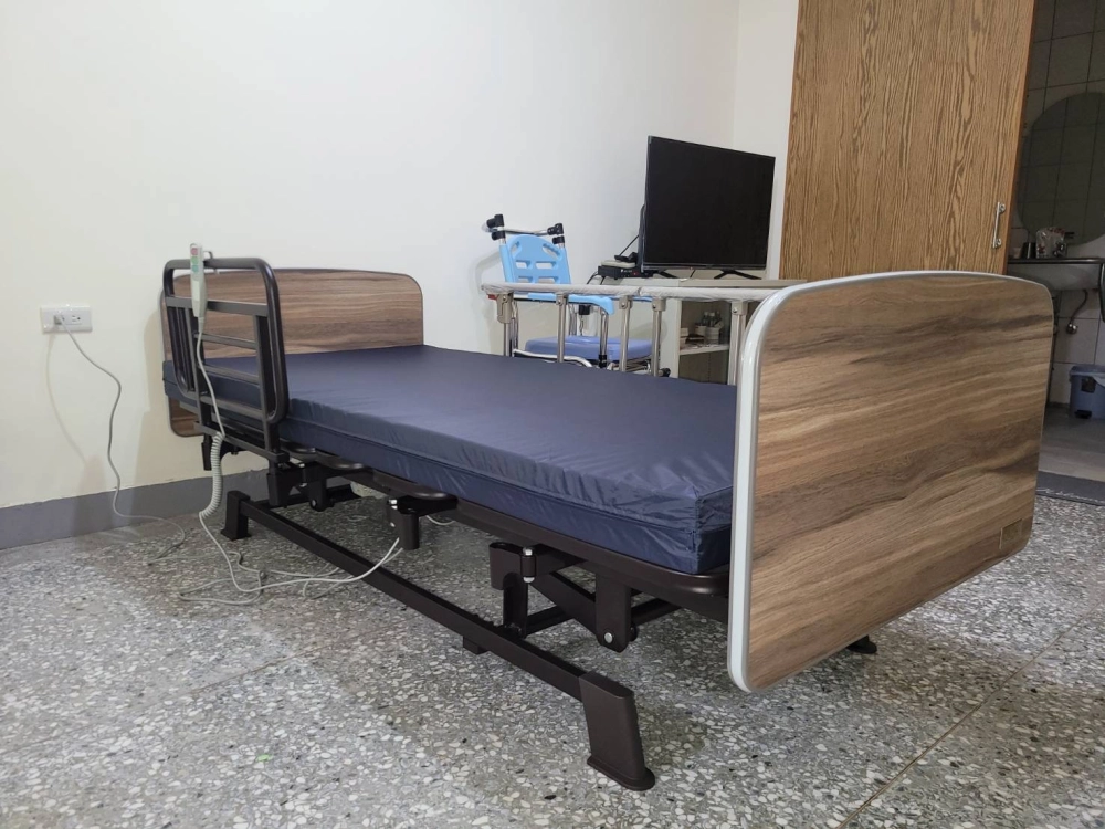 樂齡電動床，混合搭配抽取式護欄+雙開護欄