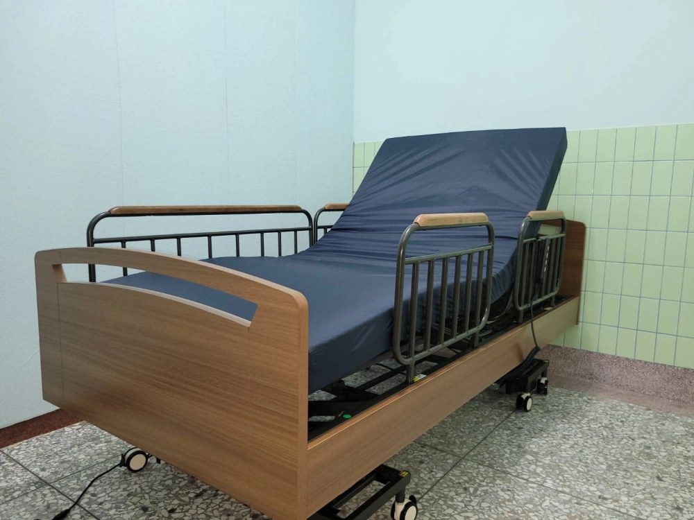 四馬達居家電動床，搭配七段式釋壓床墊（厚10公分）