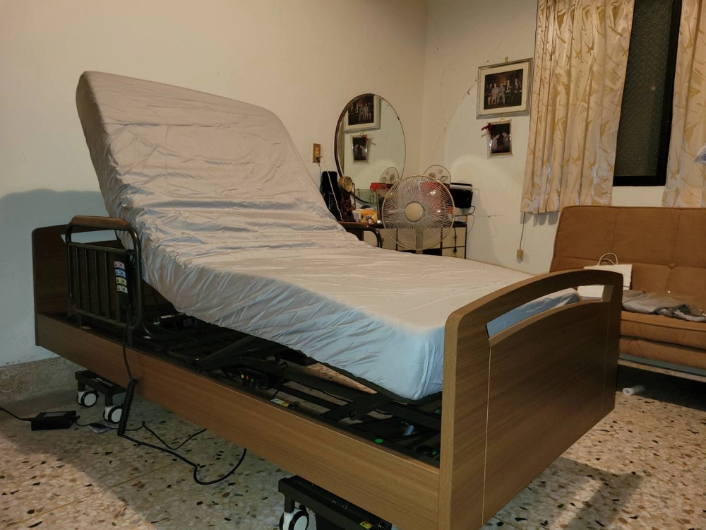 四馬達居家照顧床，搭配七段式釋壓床墊（厚15公分）