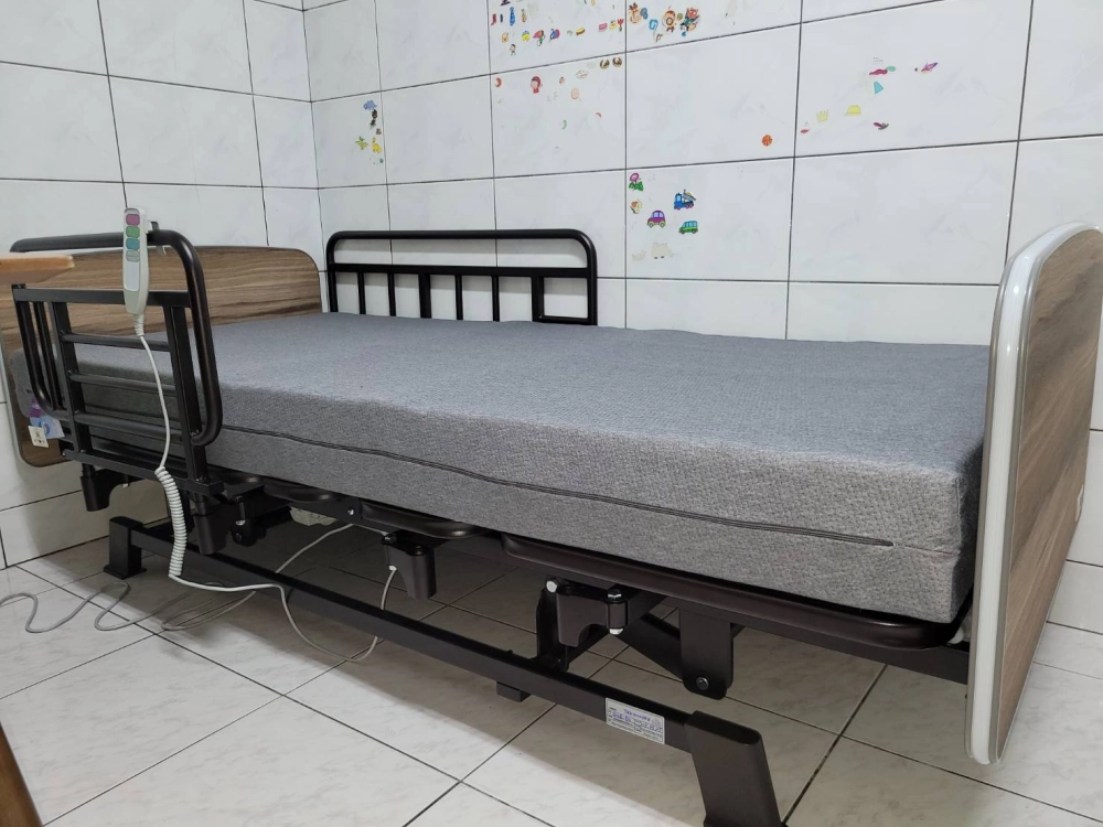 下床側，搭配短扶手。扶手架可收納於床底。