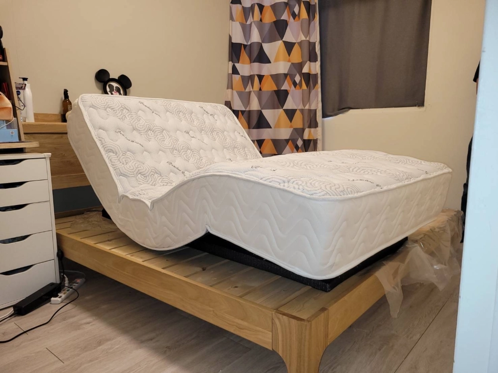 電動床墊置放在原有的床座上。頭部及腳部皆可單獨微調角度，最舒適的角度，還可以在遙控器設定記憶儲存。方便隨時使用。