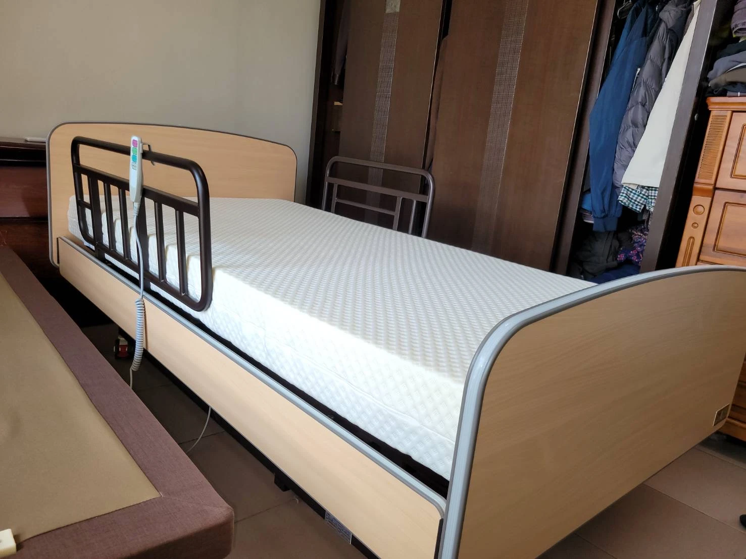 暖心電動床搭配《七段式釋壓床墊（厚15公分）》