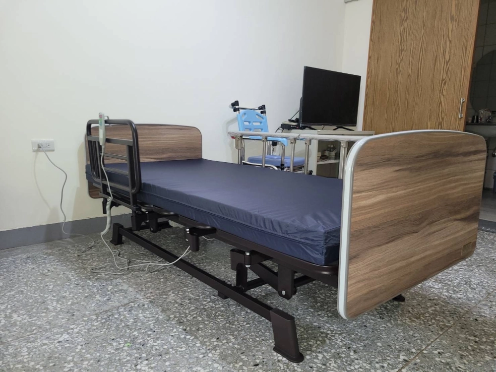 樂齡電動床，混合搭配抽取式護欄+雙開護欄