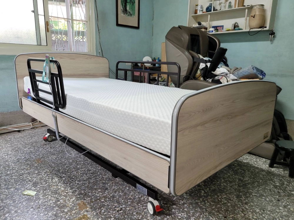 暖心電動床，搭配七段式釋壓床墊（厚15公分）