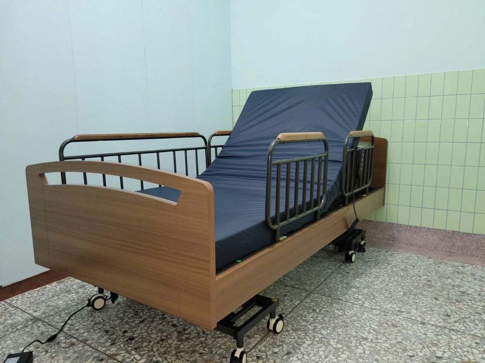 四馬達居家電動床，搭配七段式釋壓床墊（厚10公分）