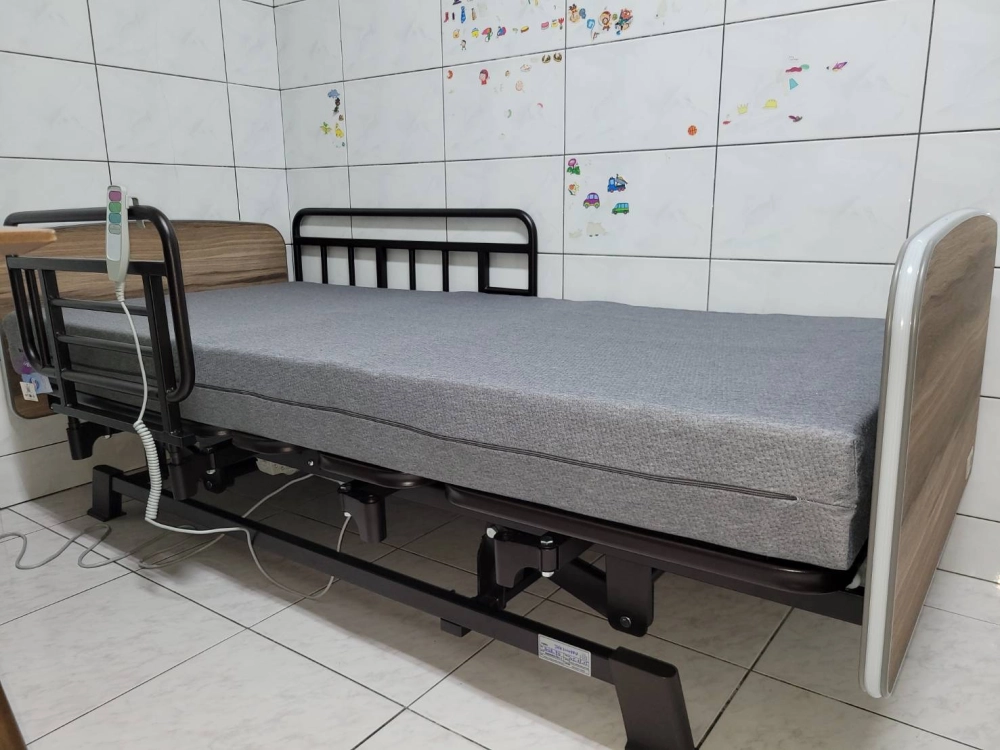 搭配七段式釋壓床墊（厚15公分），床墊布套採用雲灰色，耐用好維護。