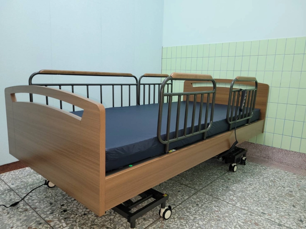 四馬達居家電動床，搭配七段式釋壓床墊（厚10公分）