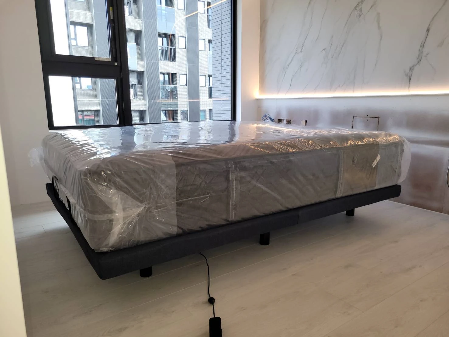 美式電動床架QN,附加震動按摩功能，搭配席夢思床墊
