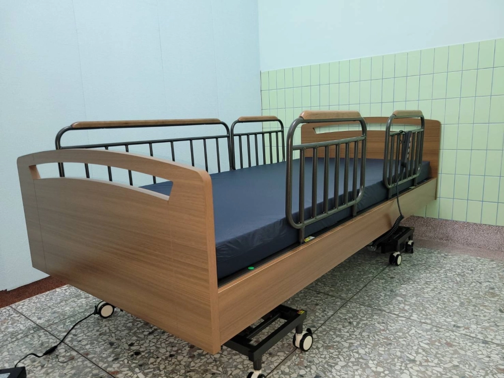 四馬達居家電動床，搭配七段式釋壓床墊（厚10公分）