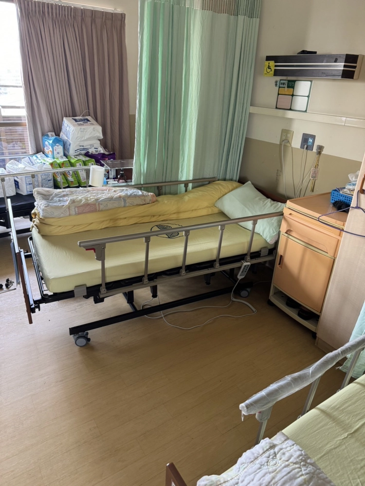日式低床架三馬達功能照護床(搭配單開扶手)